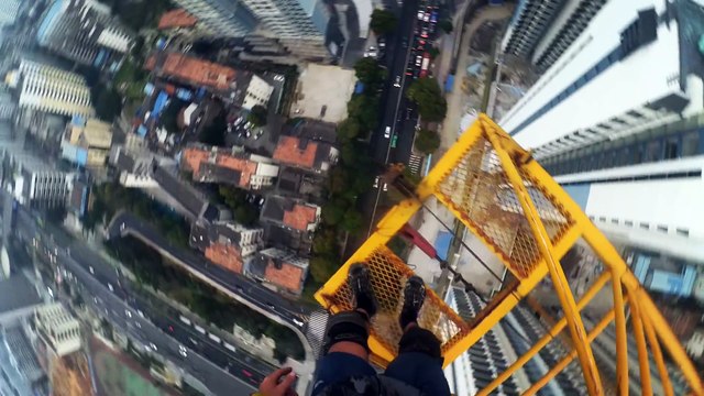 Saut en BASE Jump d'une grue en Chine !! Prison direct..