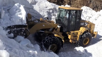Karla kaplı yolları ulaşıma açma çalışması - MUŞ