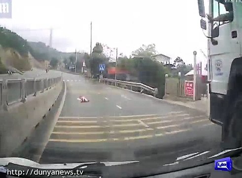 Shocking moment driver spots infant crawling on a highway in Vietnam