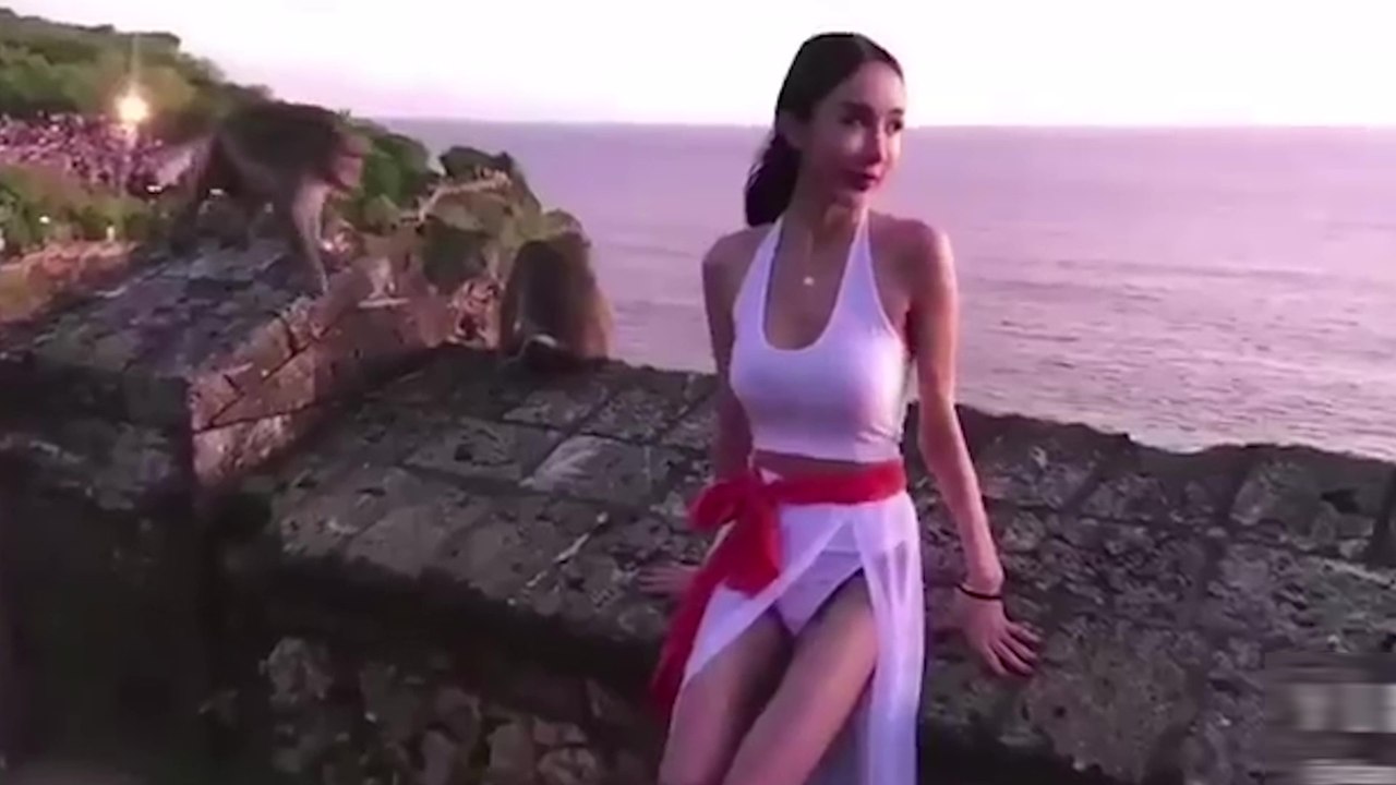 Quand deux singes volent la vedette d'une mannequin pendant une séance photo