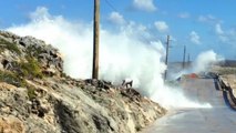 Un homme se met au mauvais endroit pour contempler les énormes vagues