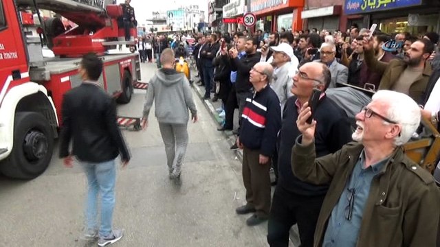 Ne aşk acısı, ne geçim sıkıntısı...Mahalleli sevmiyor diye çatıya çıkıp intihara teşebbüs etti