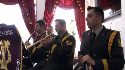 Askeri bando, huzurevi sakinleri için çaldı