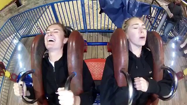 La réaction hilarante dune jeune femme dans un manège à sensations fortes