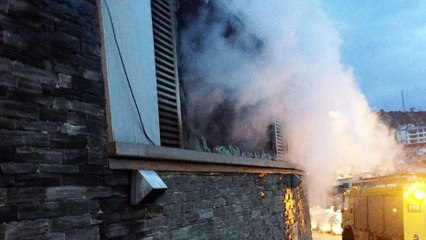 Bomberos del SEPA de Valdés y Barres acuden al incendio en almacenes de pescadores de Luarca