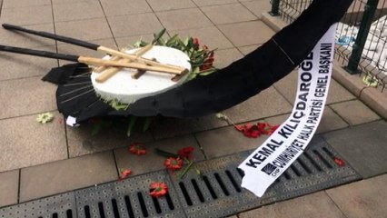 Hasan Celal Güzel'in cenazesinde Kılıçdaroğlu'nun çelengi devrildi