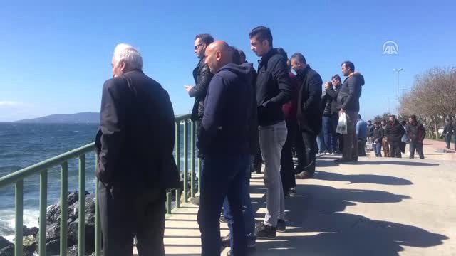 Pendik'te Denizde Ceset Bulundu, Meraklı Vatandaşlar Cep Telefonuyla O Anları Kaydetti