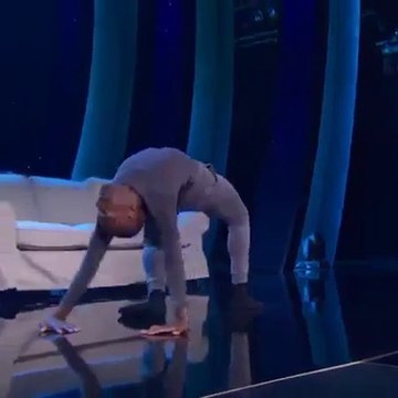 Ce gars se met à marcher comme une araignée et c'est juste flippant