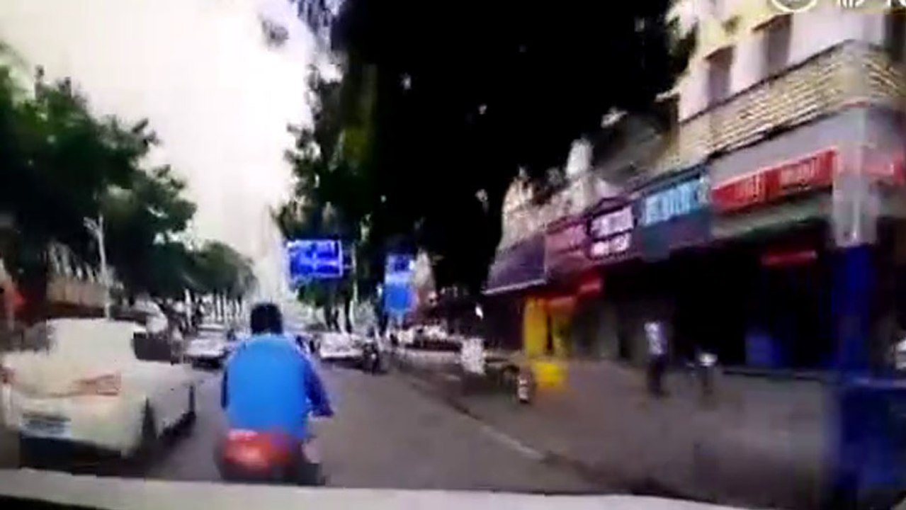 Un scooteriste a la mauvaise idée de s’arrêter volontairement devant une voiture mais tombe sur le mauvais gars