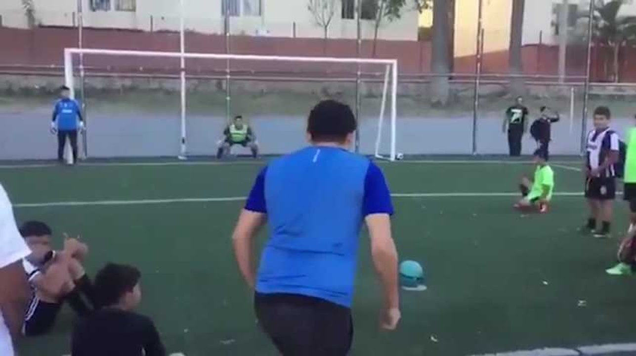 Il invente une nouvelle façon de tirer un penalty mais...