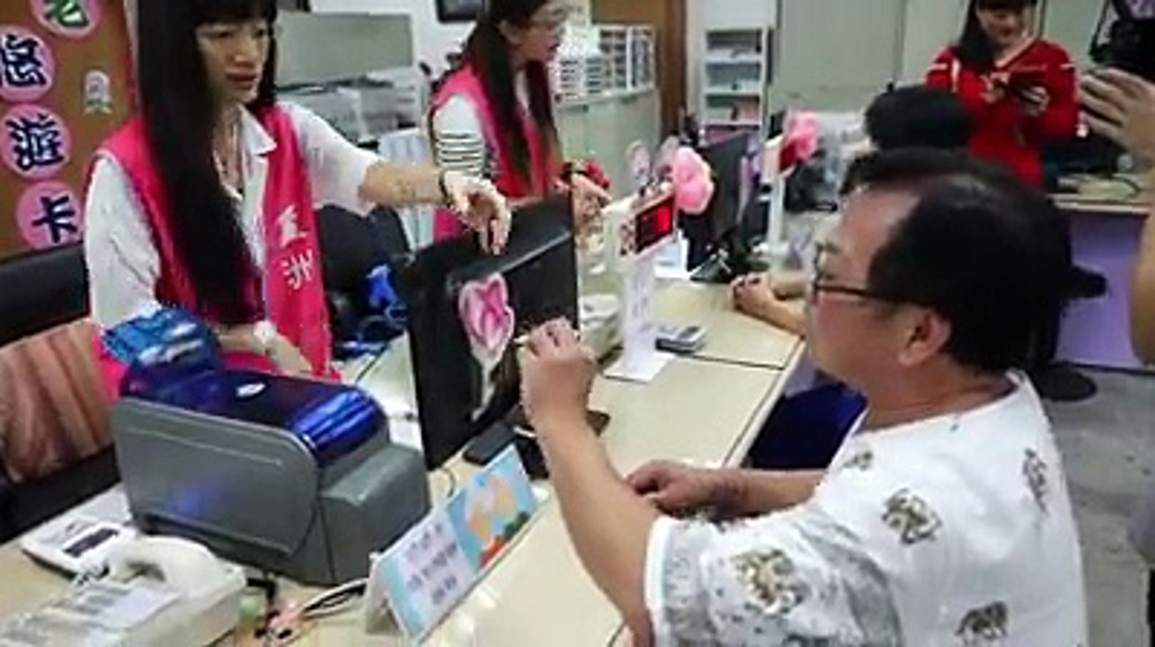 當我們老在一起：只要您65歳  5分鐘便領到敬老悠遊卡