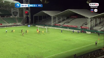 Le corner de SOUBERVIE est repoussé par la défense de PAU.