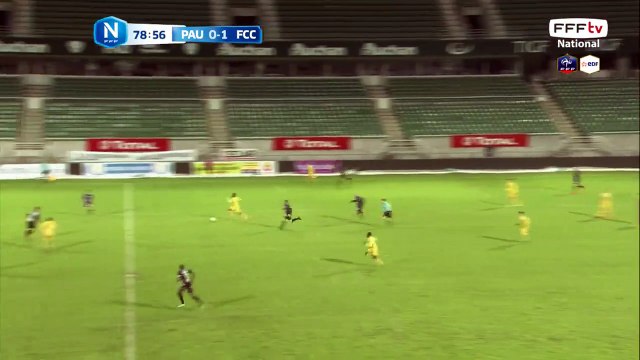 Oh quelle occasion Paloise, la frappe est contrée par SECK.