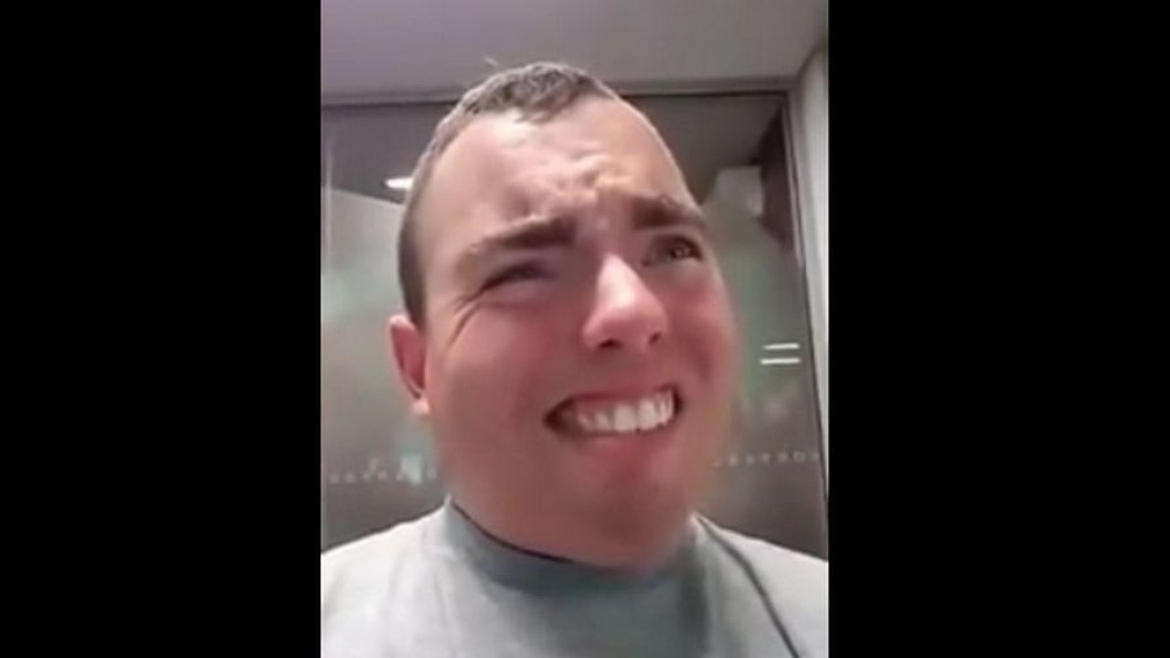 Imitation de sirènes de police avec la bouche