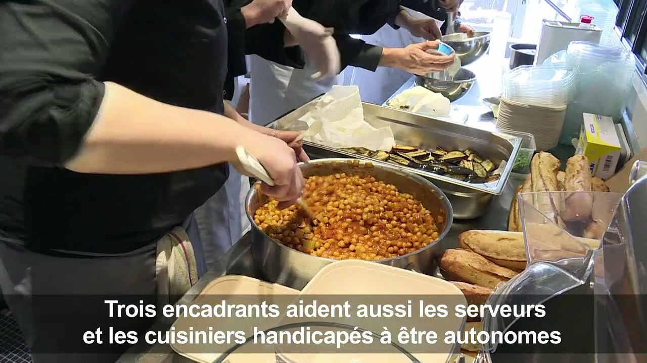 Paris: chez "Joyeux", le café est servi par des handicapés
