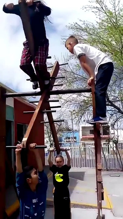 Des enfants s'amusent avec une balançoire très spéciale et vraiment géniale !