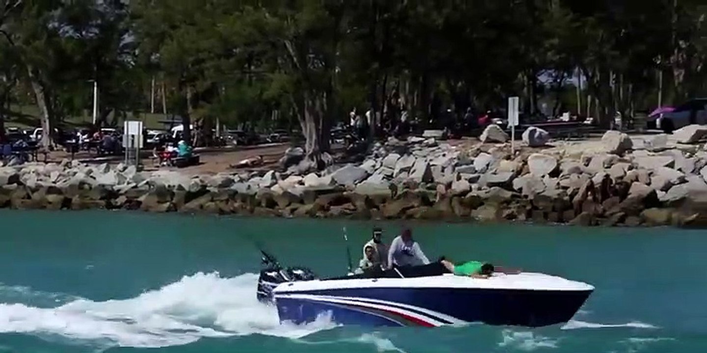 Un homme se prend un KO en allant à l'avant d'un speedboat !
