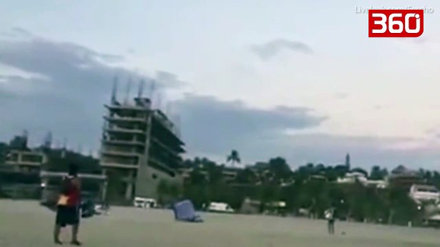 Momenti shokues kur 2 parashutistë përplasen në ajër, njëri prej tyre humb jetën (360video)