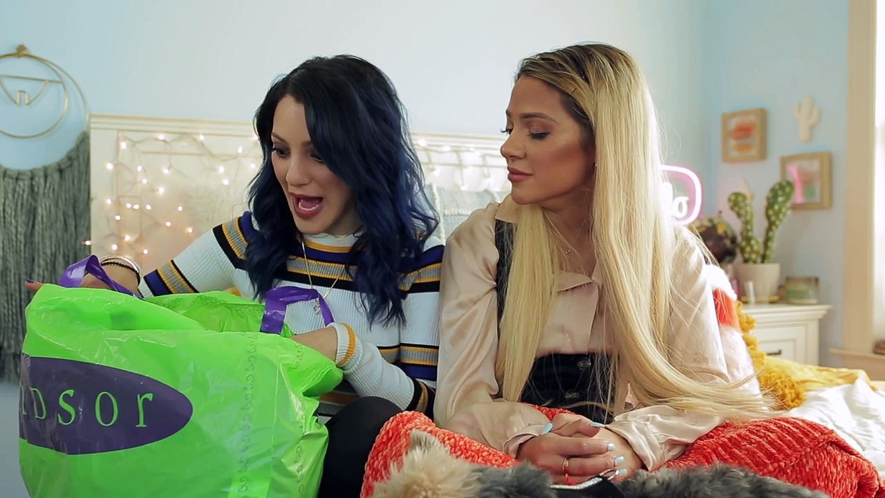 Blindfolded Shopping Challenge! Niki and Gabi