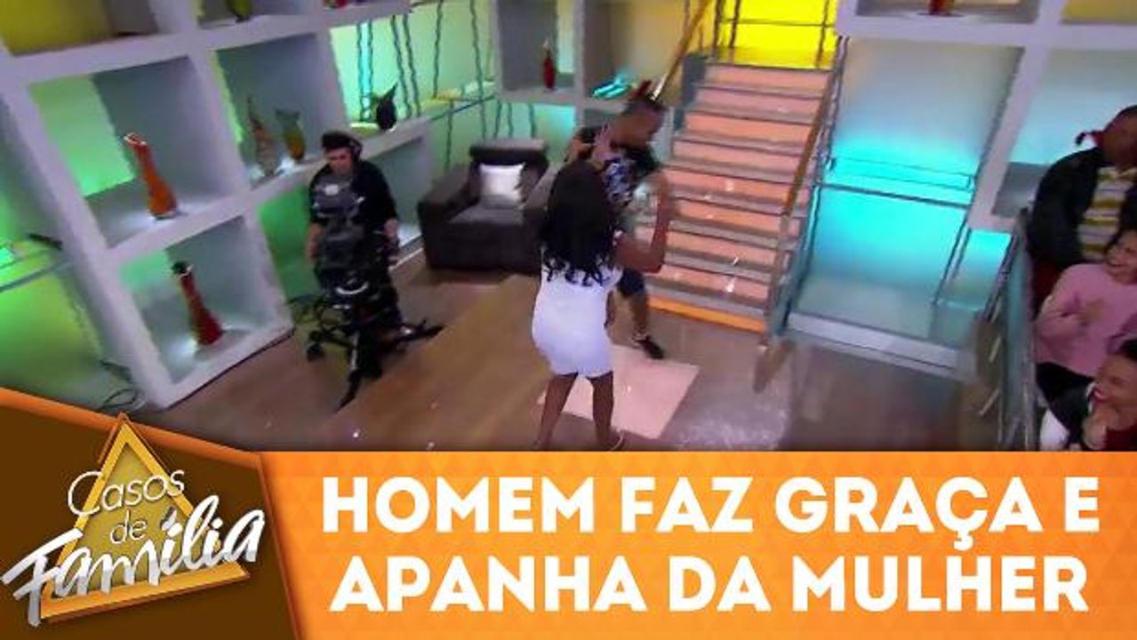 Homem faz graça e apanha da mulher