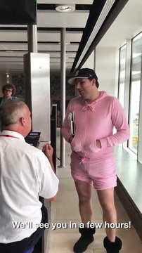 Quand tes potes s'acharnent sur toi et te piègent à l'aéroport