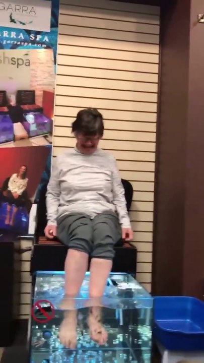 La réaction de cette mamie qui fait une fish pédicure est juste mythique... ça chatouille trop!!!