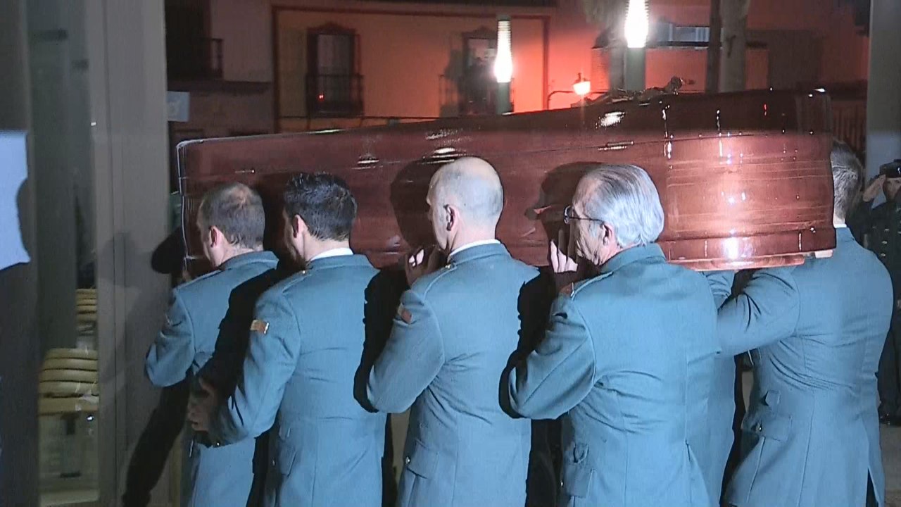 Los restos mortales del agente Diego Díaz, recibidos con aplausos al llegar a la capilla ardiente