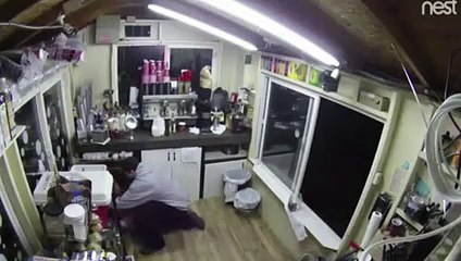 إقتحم كشك لبيع القهوة