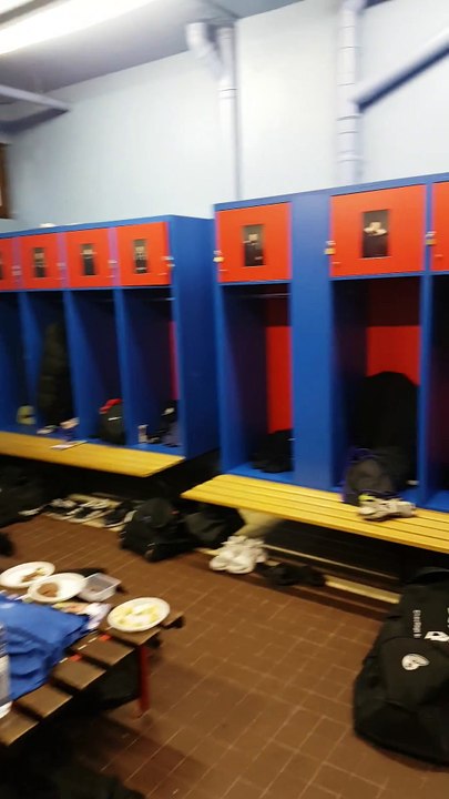 Les vestiaires de la UNE sont toutes calmes sans le bruit des crampons, quand les joueurs sont à l'échauffement