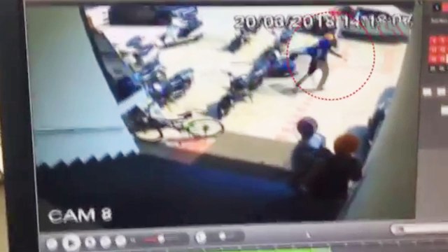 Caught on CCTV: Armed robbers loot Rs 18 Lakhs from outside bank in Punjab | Oneindia News