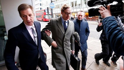 Escándalo en Facebook: Cambridge Analytica suspende a su patrón
