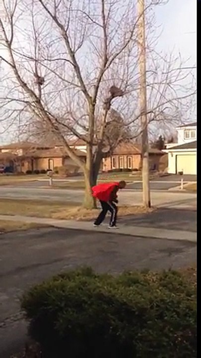 Mimer Superman.. c'est pas si simple !! Ce papa trébuche avec sa cape..