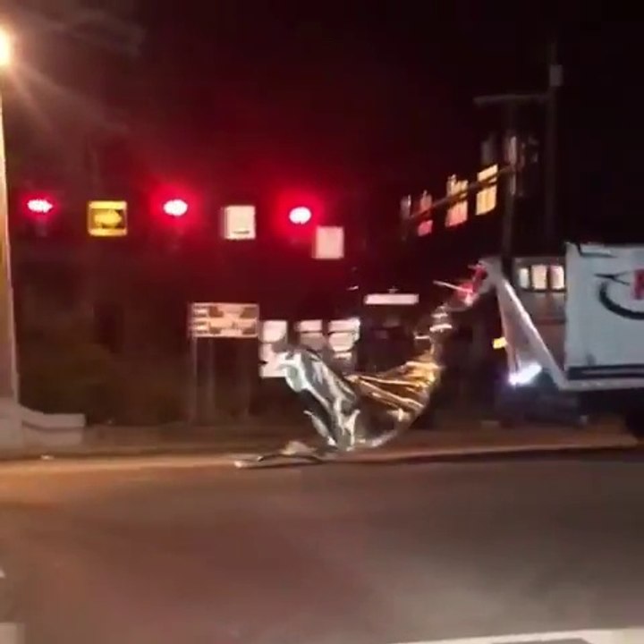 Passer sous un pont en camion... Raté ! Le toît sur la route !