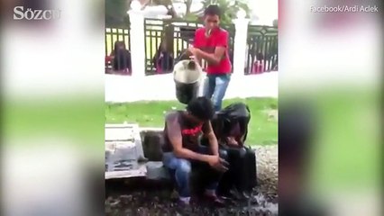 Endonezya'da zinayla suçlanan çift kanalizasyon pisliği dökülerek cezalandırıldı