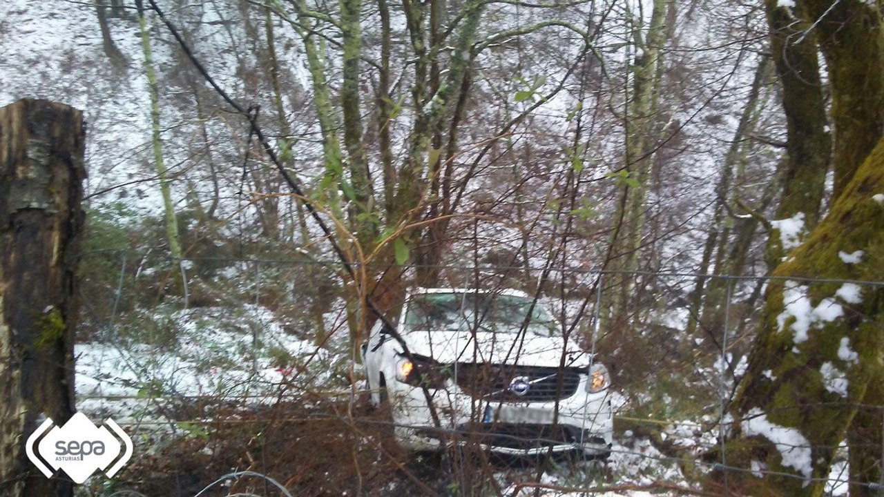 Herido el conductor de un vehículo al caer por un desnivel de 60 m en Cabrales, Asturias