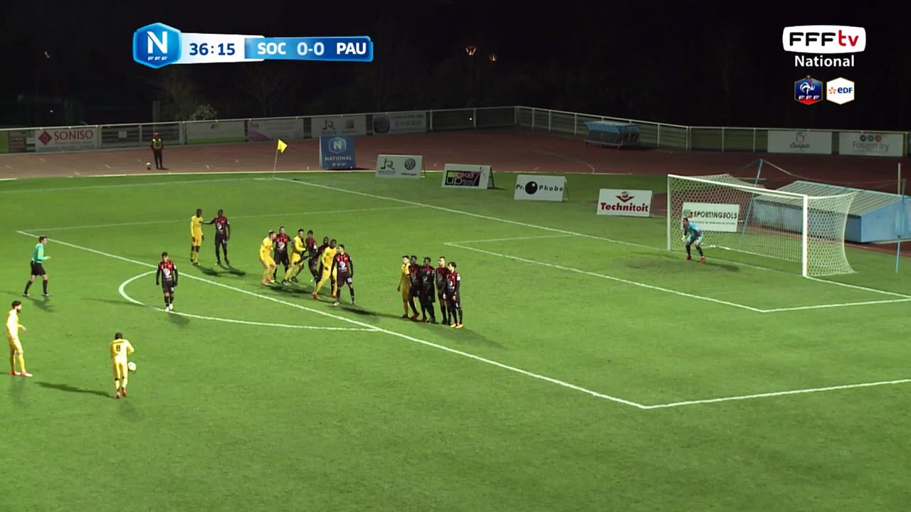 Coup franc qui frôle le poteau !