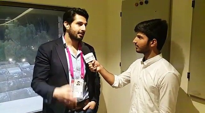 فلم سٹار بلال اشرف بھی قذافی اسٹیڈیم لاہور میں موجود ہیں۔ آئیے ان سے آج کے میچ کے حوالے سے گپ شپ کرتے ہیں!۔