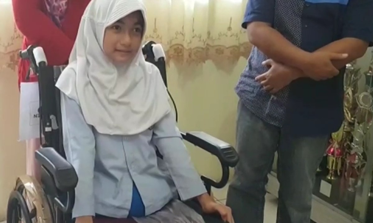 Kisah Bulan, Bocah yang Dapat Kursi Roda dari Jokowi
