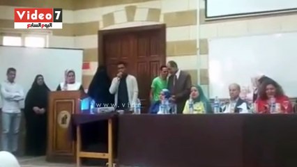 قارئ يقبل قدمى والدته بعد تكريمها كأم مثالية بالجيزة