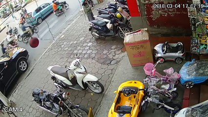 Une femme à scooter percute une passante