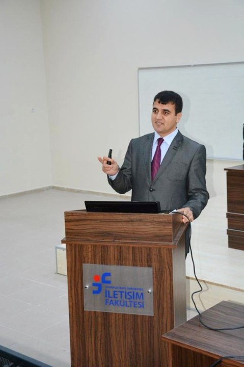 Üniversite Hocası, Hakkında Çıkan Ölüm Haberini Ders Sırasında Öğrencilerinden Öğrendi