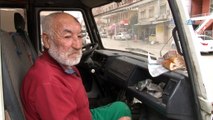 Yaşlı adamın minibüste yaşam mücadelesi veriyor