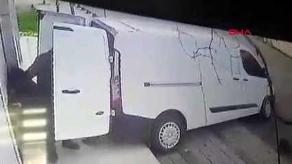 Maskeli 5 Soyguncu gündüz vakti 1 ton et ve pahalı kıyafetler çaldılar