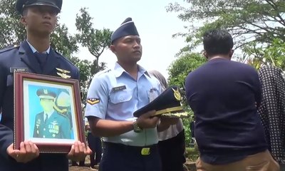 Pilot Pesawat yg Jatuh di Bandara Tunggul Wulung Dimakamkan