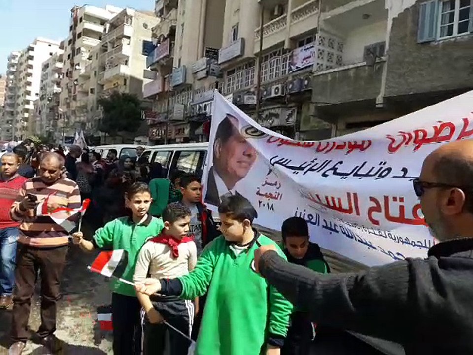 سلسلة بشرية لدعم الرئيس عبد الفتاح السيسي بالعجمي في الإسكندرية