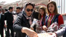 Akın akın gelen İranlı turistlere karanfilli ve halaylı karşılama