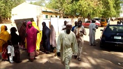 Video herunterladen: - Boko Haram liberta 76 estudantes sequestradas na Nigéria