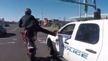 Un motard provoque un policier qui fait sa patrouille