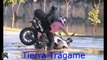 La tierra se traga a una moto y sus ocupantes