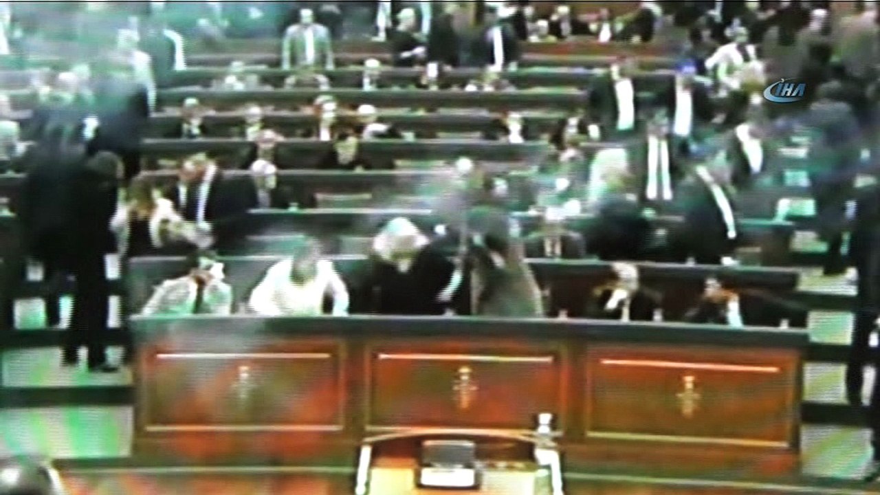 - Kosova Meclisi’ne göz yaşartıcı gaz geri döndü